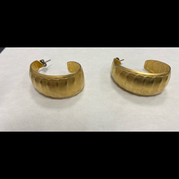 Hoop Earrings color gold. - Picture 7 of 9